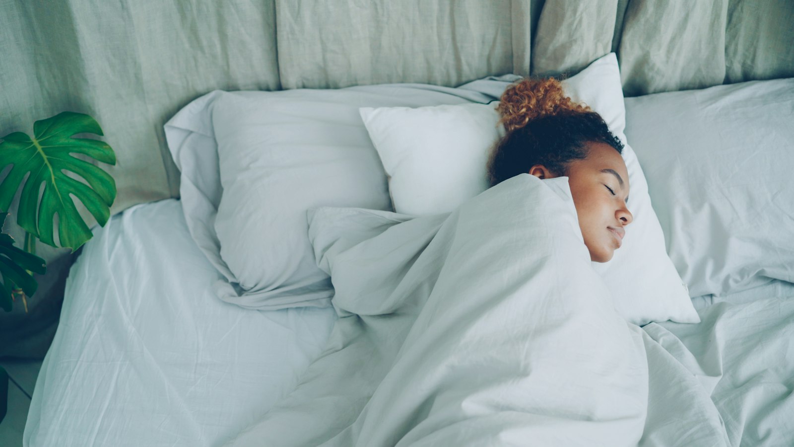 Femme qui dort paisiblement grâce à un traitement adapté de l'apnée du sommeil
