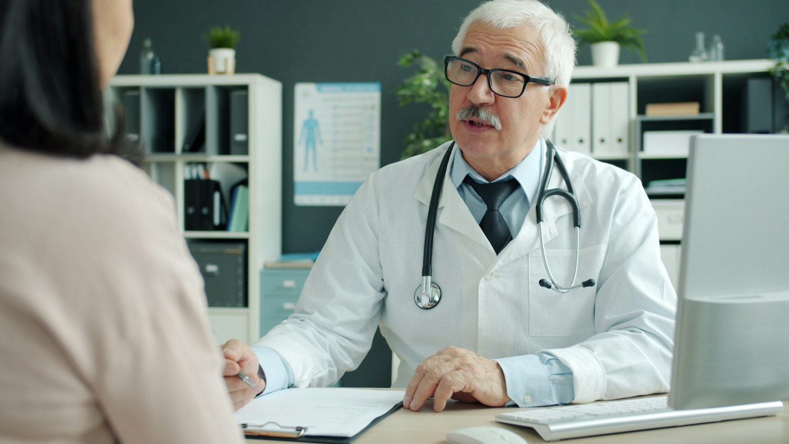Consultation chez un spécialiste de l’apnée du sommeil Médecin spécialiste en consultation avec une patiente pour un diagnostic d'apnée du sommeil